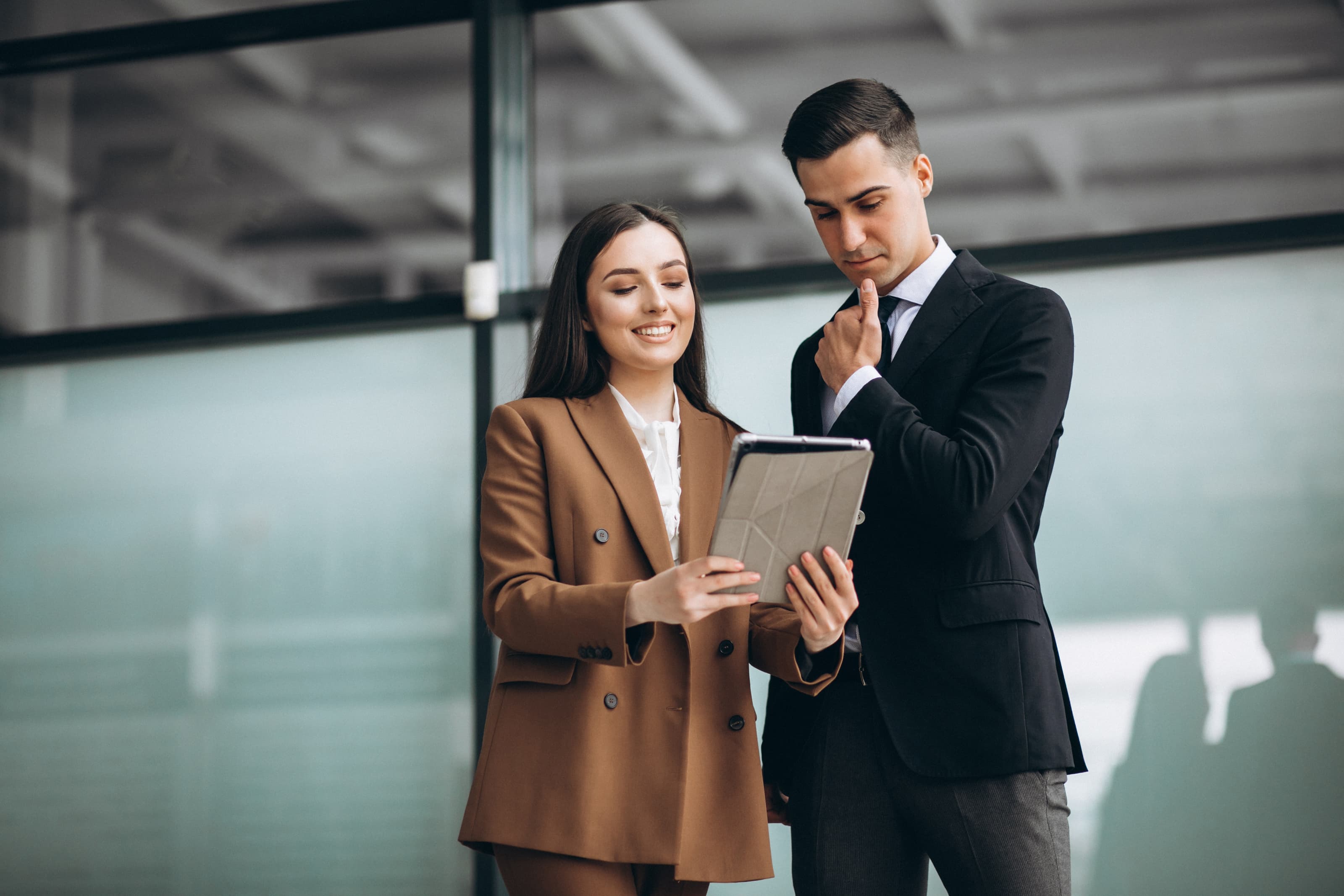 Equipo empresarial trabajando en innovación