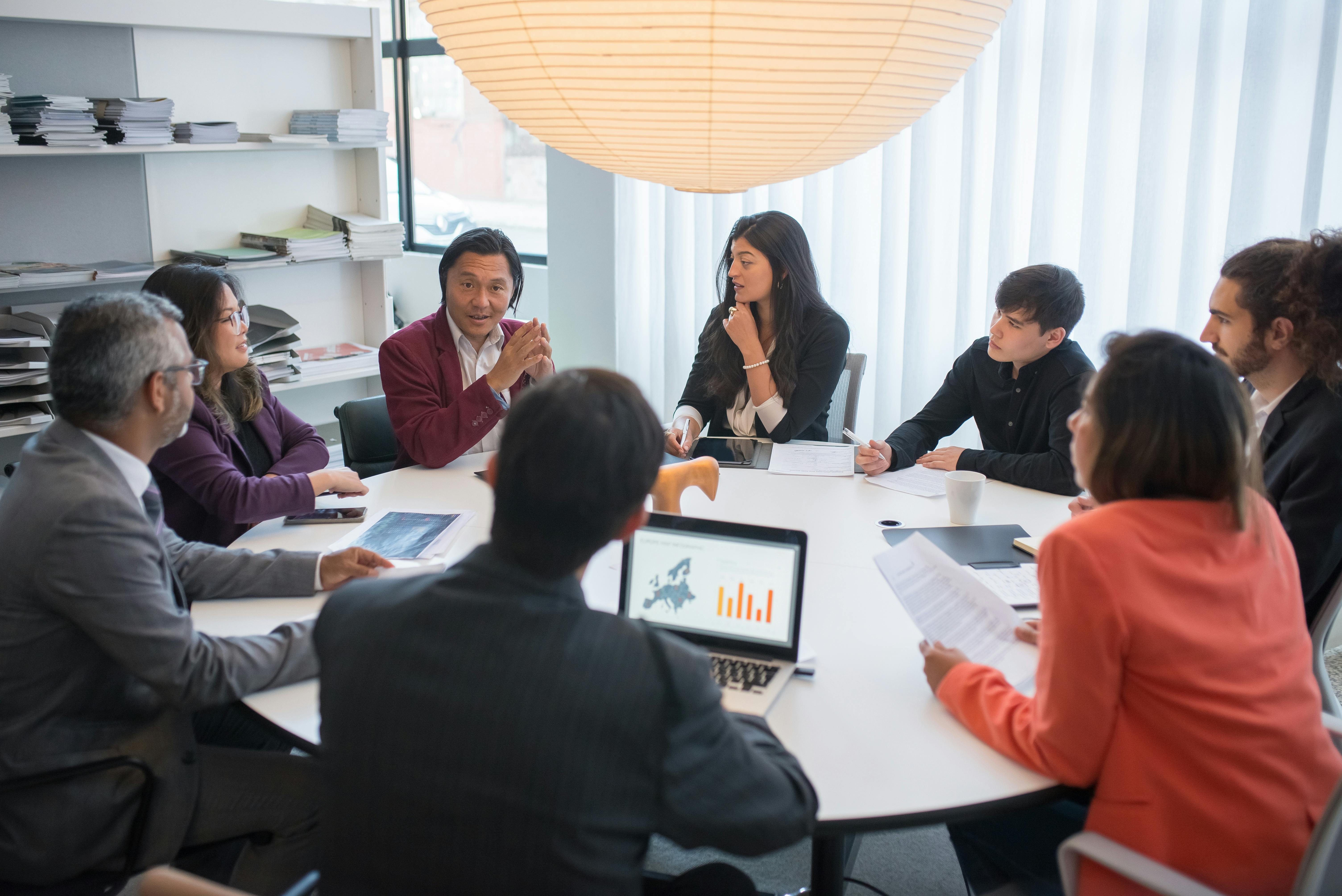 Equipo profesional de Fatima D&C trabajando en soluciones empresariales